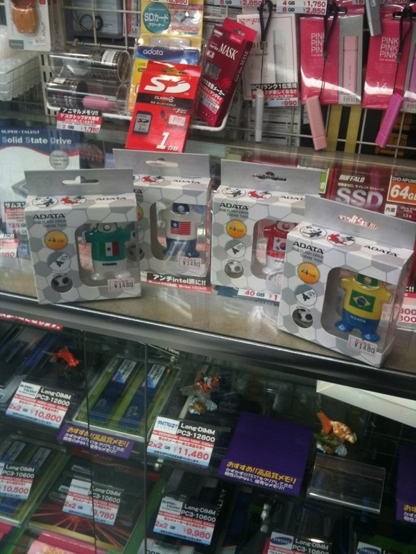 サッカーのユニフォームデザインのUSBメモリが発売。計4カ国。4GBで1480円。