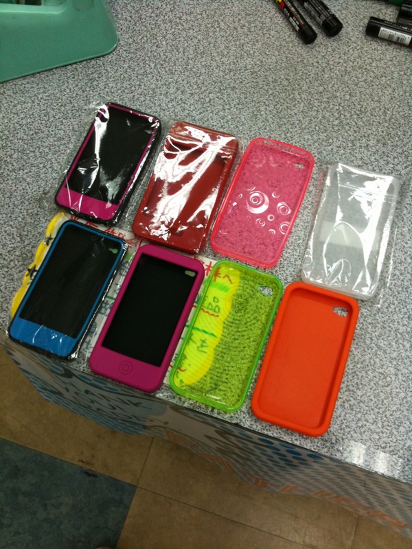 イケショップで展示中のiPhone 4用ケースのサンプル品。レジ横に置いてあり、自由にさわれます。