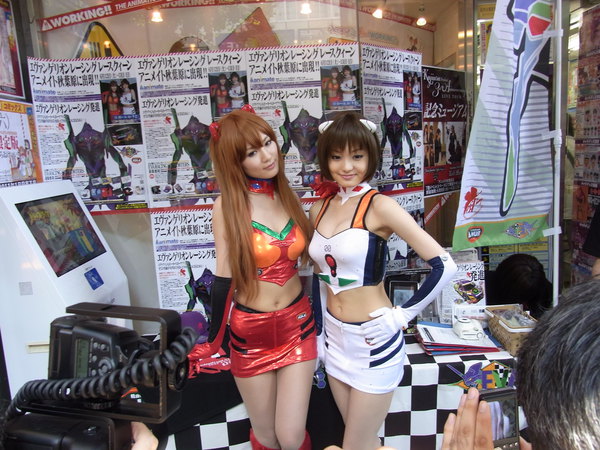 エヴァのレイとアスカの格好をしたレースクイーンがアニメイト秋葉原店に登場。個人スポンサー「EVA RACING SUPPORTERS」募集の一環。今日と明日の12時～16時の間、店頭に登場するとのこと。