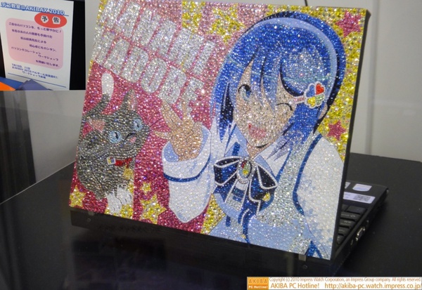 窓辺ななみのスワロフスキーデコレーションノートPC展示中。７月のイベントで松山絵美氏によるパソコンデコレーションワークショップを開催するとの告知も。