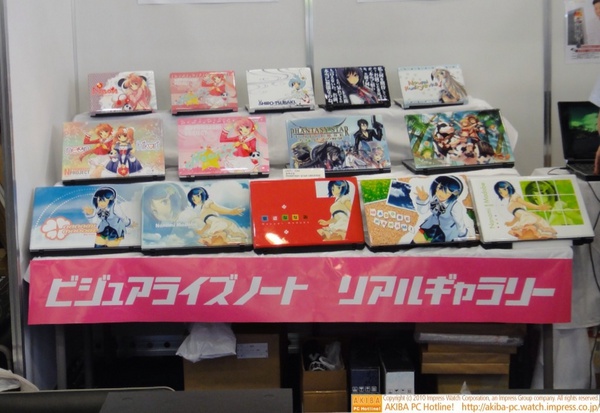 「ビジュアライズノート」として歴代痛ノートPCをユニットコムのブースでずらり展示中。