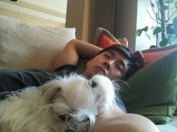 Taking a on with my dog Jersey... 울 강아지 "저지"랑 자고있음 ㅋ