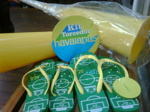 Acabei de receber meu kit torcedor Havaianas...adivinha?! Tem vuvuzela...