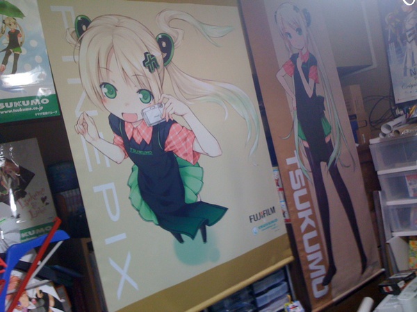 つくもたん特大タペストリー×2 …部屋の中で吊るすとやっぱりでかいなぁw