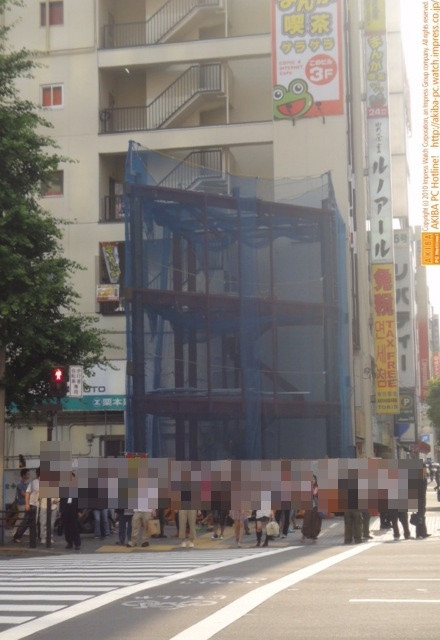 中央通り旧サイバースポットの店舗跡地は、新ビル建設のための鉄骨が組まれ始めた。