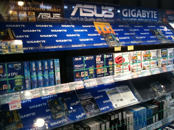 TSUKUMO ex.  3FのIntelマザーコーナーで、GIGABYTE製マザーの展示の大半がなくなっている。在庫は普段通り販売中。「旧モデルの入れ替えのため」とか。