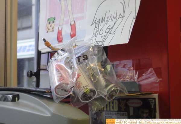 arkの店頭にアク子の缶型キーホルダー展示中。