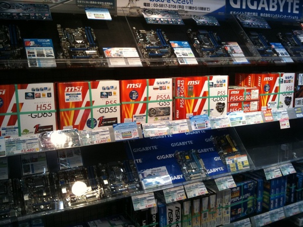 昨日、GIGABYTE製マザーの展示が大量になくなったTSUKUMO ex. 3F。本日の時点で空いたスペースにMSI製マザーが展示されている。GIGABYTE製マザーの展示は減ったまま。また、在庫量も昨日より少なくなっている。