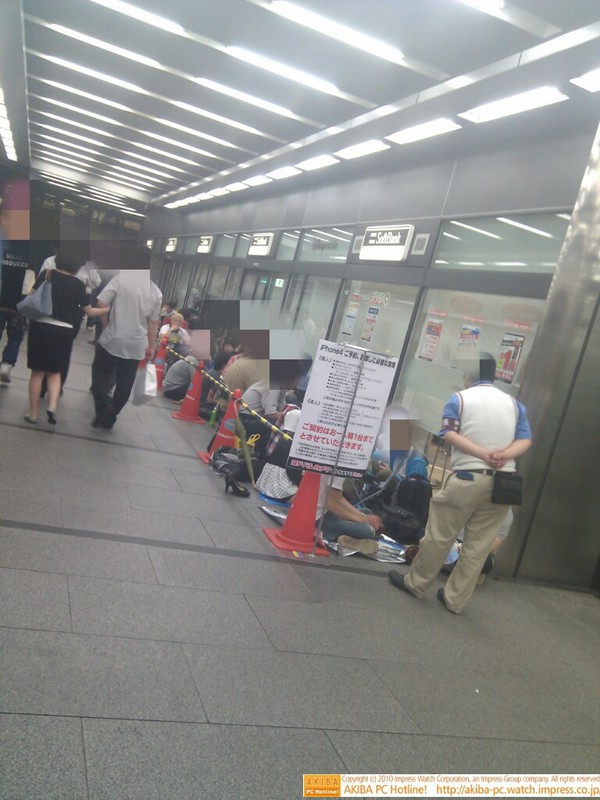 ヨドバシAKIBA前のiPhone 4待ちは現在60名強。すでに割り込み防止券が配布されている。