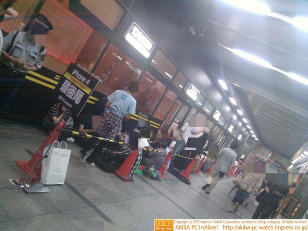 ヨドバシAKIBAのiPhone 4待ち。駅中央口から見たところ。