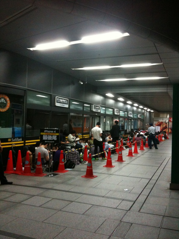 ヨドバシカメラ マルチメディアAkiba前の列は現在130人前後。並んでいる全員が買えるくらいに在庫があって欲しいものです(編集k