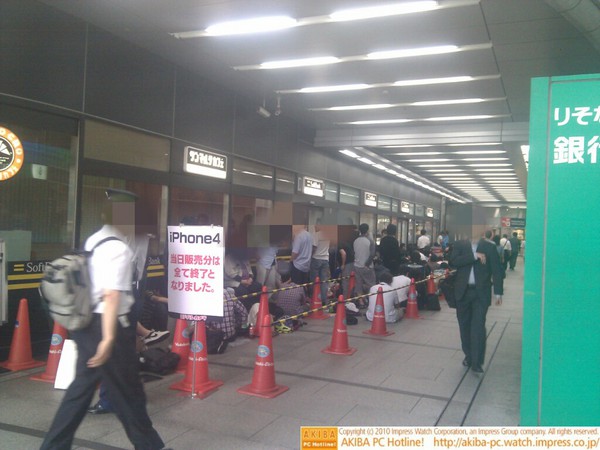 ヨドバシAKIBAでiPhone 4当日販売分で並んでいるのは現在約120名。これで締め切られ、8:00から整理券が配られる。