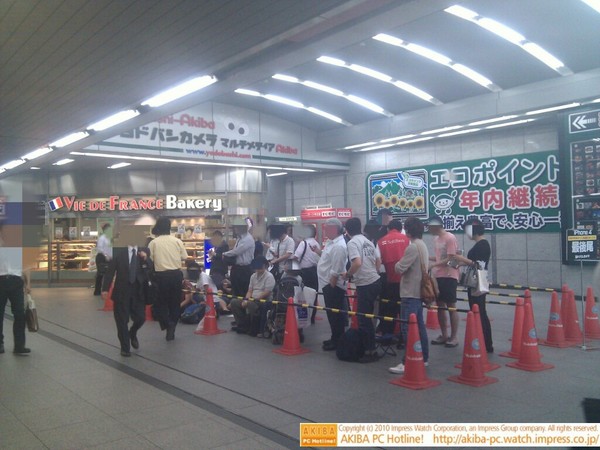 ヨドバシAKIBAで予約済みかつ連絡を受けた人向けの待ちは現在約40名。