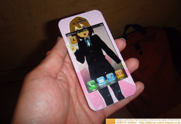 徹夜でiPhone 4を買い、けいおん！の唯で即痛化した @akiba_ten_M 氏の作品。表面。