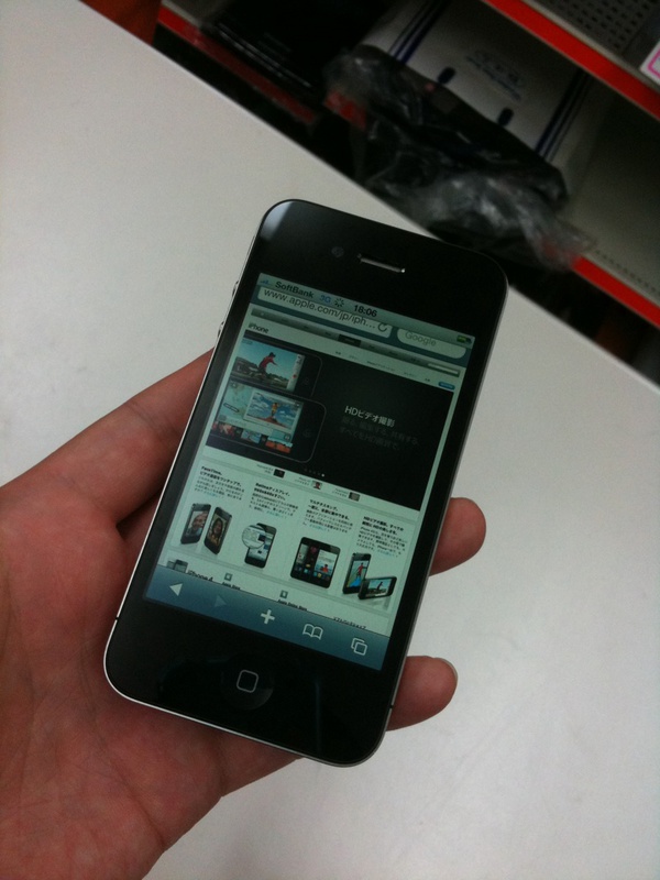 クレバリーショップスタッフK氏が徹夜で並んで手に入れたiPhone 4。液晶は噂通りかなり綺麗です。