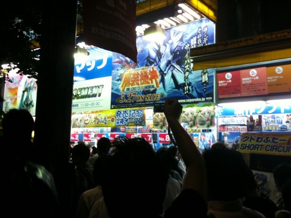 ソフマップアミューズメント館はゲームソフトの深夜販売で大行列。