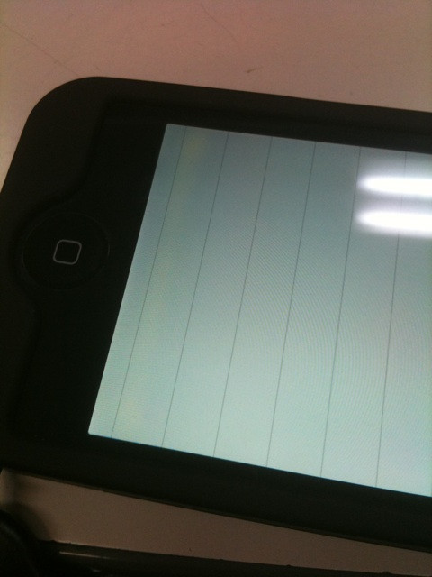 流行っていると言えばiPhone4ですが…これは当店スタッフ個人所有の個体です。シミってこんな感じなんですね。 