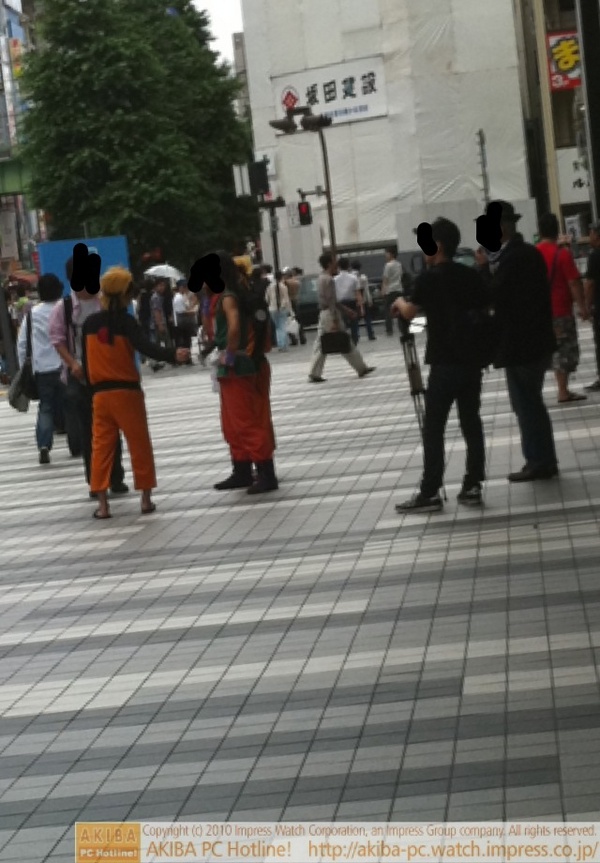 ベルばら前にNARUTOのコスプレした人達あり。カメラを持っている人も。