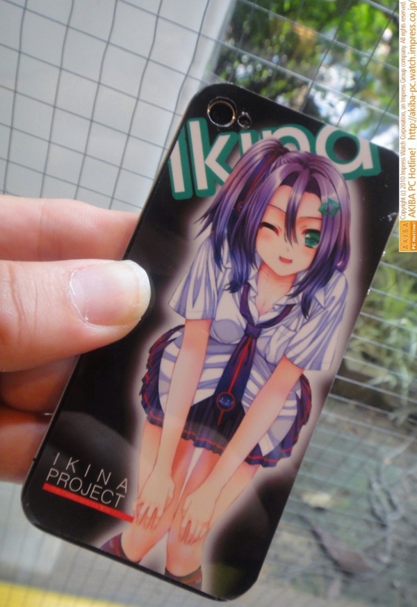 Ikina痛iPhone 4背面シールをiPhone 4に貼ったところ。