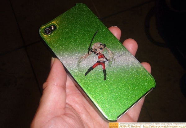 iPhone 4用のつくもたん痛ケース。 @miya_1102 氏が本日ヨドバシAKIBAでラスタバナナ製ケースI4coverを購入し、その足でLABI1池袋モバイルドリーム館に持ち込んで製作してもらったもの。 