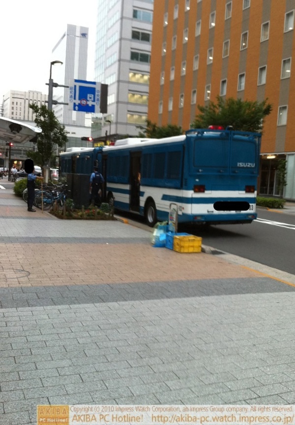 ヨドバシAKIBA近くに警察バス車両が止まっている。18時からヨドバシAKIBA前で行われる自民党・麻生太郎氏の演説対策の準備と見られる。 