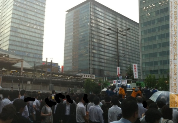JR秋葉原駅中央口前は自民党・麻生太郎氏の演説で大混雑。駅構内から見ている人多数。500人くらいか？若い人が多い。