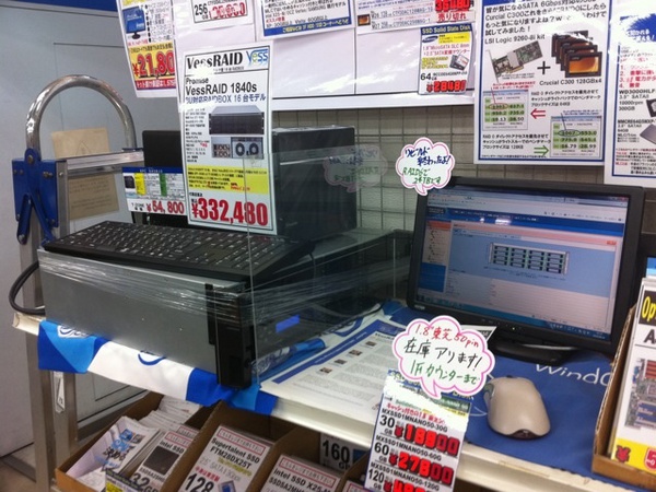 T-ZONEが3Uラックマウント対応RAIDケース VessRAID 1840sに2TBのHDDを16台搭載したデモを実施中。RAID 6で合計24TB。