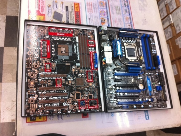 MSI P55-GD80製品版と並べた様子。