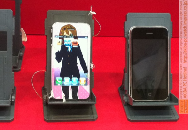 週アスLive!会場のホワイトベースMSハンガーに @akiba_ten_M 氏がけいおん！痛iPhone 4を置く。唯、立つ。