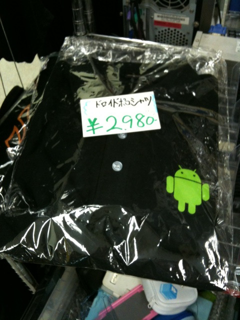 Androidのマスコットキャラが刺繍されたポロシャツがjan-gle秋葉原店に入荷。価格は2980円。