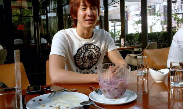 At 청담동 Queen's Park w/ @90kkb having dessert~♥ Queen's Park's special wine Iceflakes &amp; peacan pie~! YUMMY~! Ate them ALL~!!! LOL~