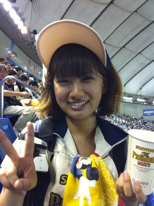 安田美沙子似のお姉さんに写真を撮らせて貰いましたよ！写真を撮ったままうっかりツイートしてしまったので、写真をこちらにも改めて。ビール係は今日が初めてで、ちょっと溢れさせてしまうドジっ娘でした！(>_<)