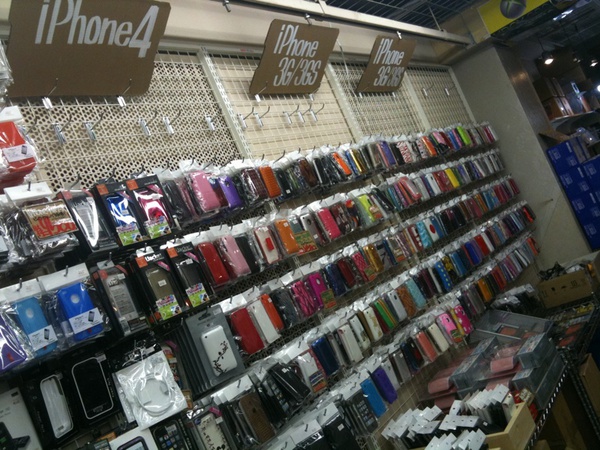 Southtown437に二階売り場ができてました。iPhone用ケースが1000種類以上あるそう。各フックに数種類のケースが下がってます(汗