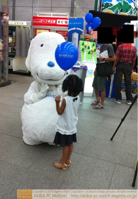 ヨドバシAKIBAのeneloopイベントは電池型着ぐるみのほか動物型もいる。