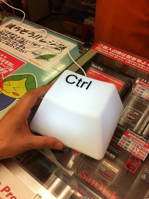 Ctrlキー型の巨大USBライト。パソコンハウス東映で980円。キー本体を押すとライトがON/OFFする。