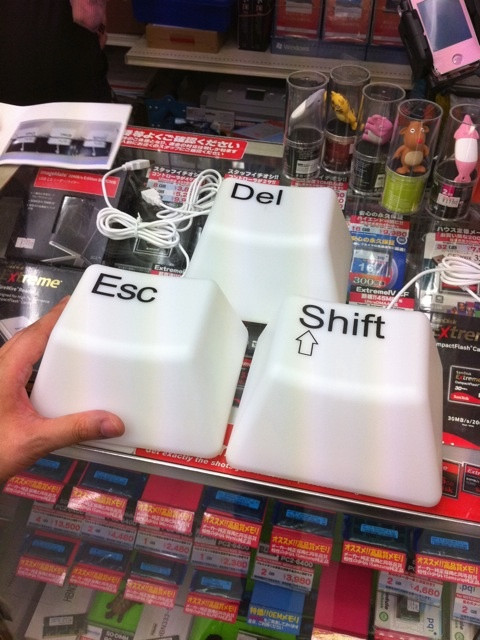 Shift、Esc、Delキー型のUSBライトがパソコンハウス東映に入荷。各980円。