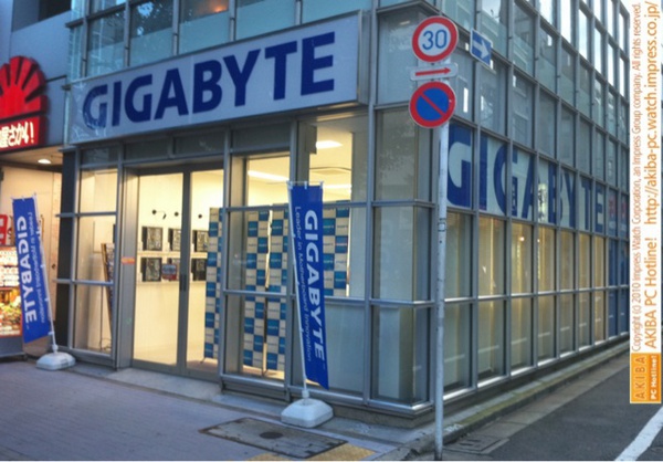 末広町の焼肉屋さかいビル1Fで準備中のGIGABYTEショールームは店舗内壁面にマザーボードも飾られ、着々と作業進行中。