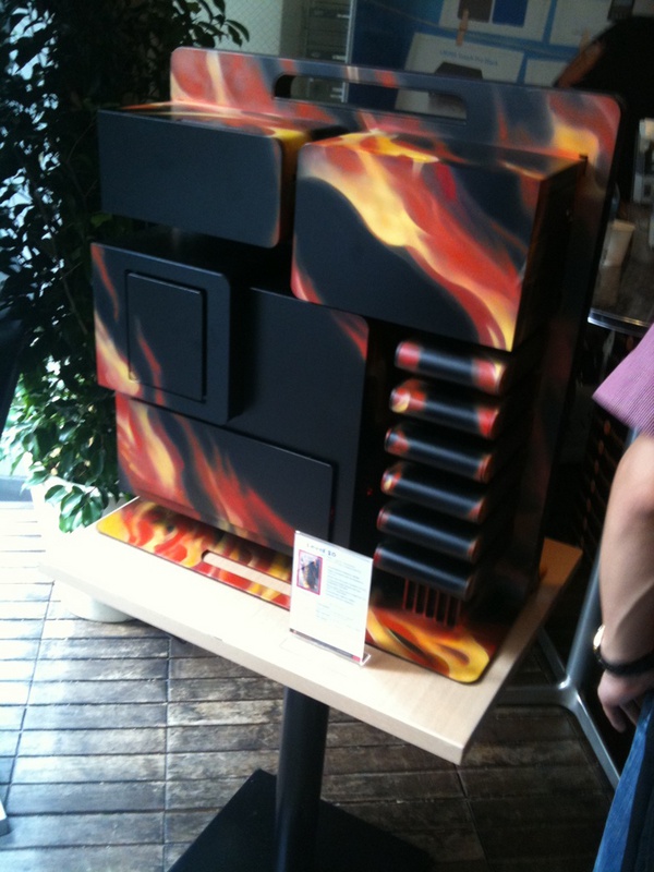 本日、リナックスカフェではThermaltaleのイベント実施中。ケースやクーラーなどが展示されてます。抽選会も実施してます。