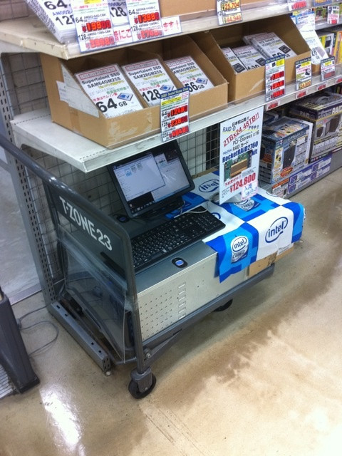 T-ZONEで2TBx24台＝48TBのRAID0デモが開始。本体が重すぎて棚に置けないため、台車の上でデモ中。
