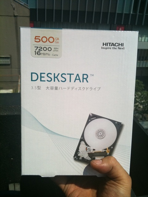 おおっ！これが日立製HDDのリテールパッケージですか！ 