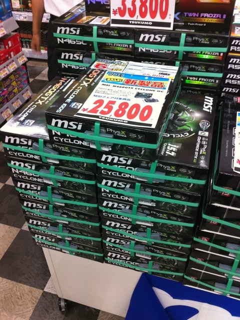 発売前から一部のショップで注目されていたMSIのGeForce GTX 460 1GBモデルが発売。ツクモパソコン本店では山積み販売中。25800円。