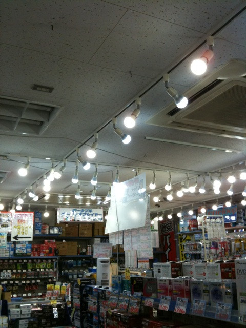 ZOA秋葉原本店の店内照明が、全てLED電球に変更されていました(B1Fは蛍光灯も併用)。一フロアで大体100個の電球を使っているそうで、蛍光灯ほどの明るさは無いですが、店内は十分な光量を確保できています。
