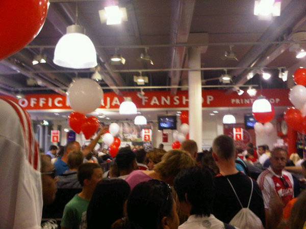 In de rij bij de #ajax fan shop #opendag