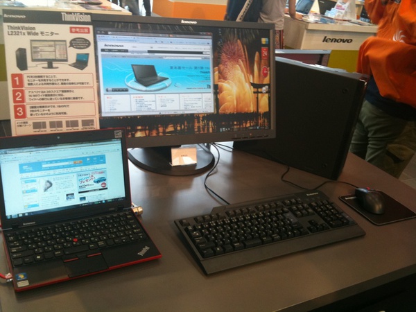レノボのイベントに展示されてる変わったディスプレイ。2台のPCを1ディスプレイで同時表示(汗