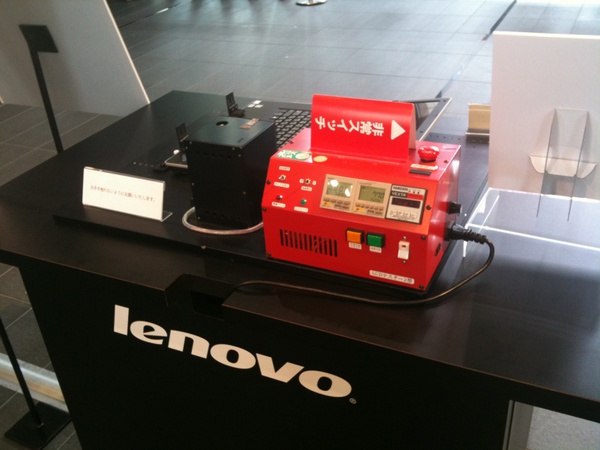 レノボのイベントで展示されている試験機材。「LCDテスター2型」と書いてあります。