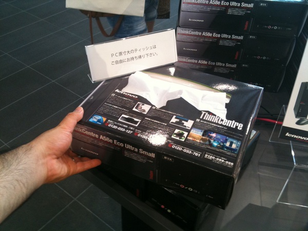 レノボのイベント、PC原寸大ティッシュ、なんてのも配ってます。