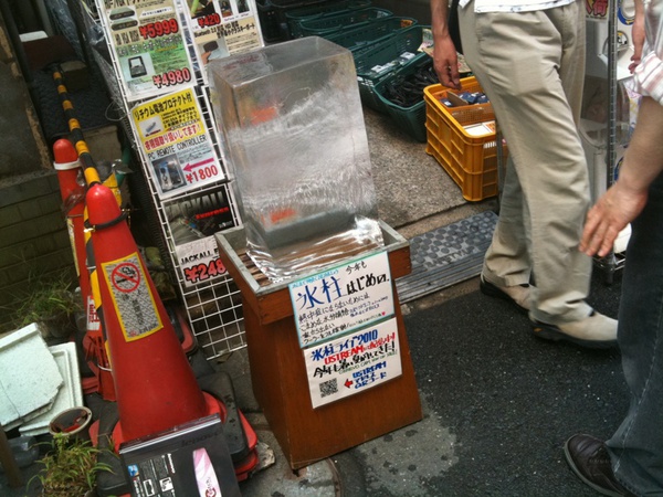 三月兎恒例の氷柱っ。フルタワーケースぐらいのサイズがあります。涼しげ～