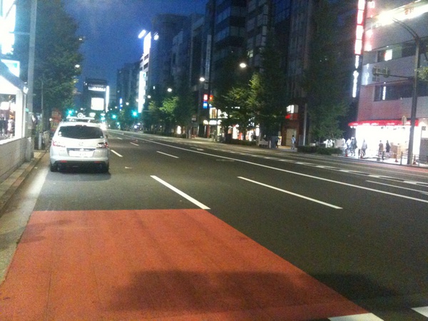 中央通りの末広町付近～上野方面が車両通行止めになってます。歩行者天国…ではなく、上野夏まつりパレードとのこと。20:30まで。