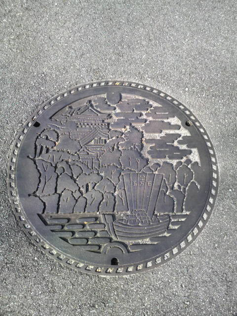 愛知県岡崎市マンホール。岡崎城なのね。
