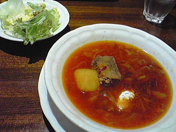 新宿スンガリー。正午十分前でも満席。でもすぐ座れた。